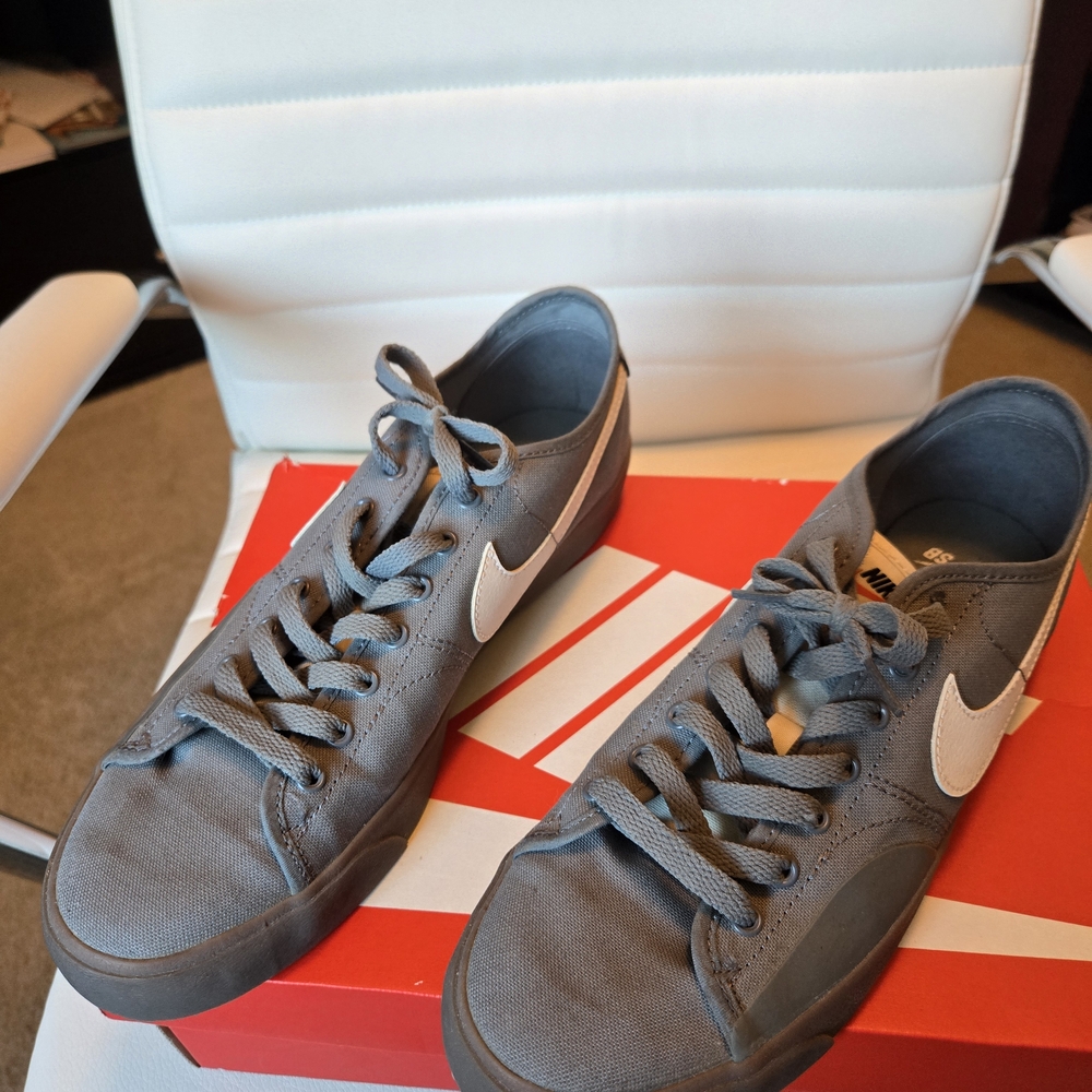 Nike Men's Gray and White Athletic Shoes